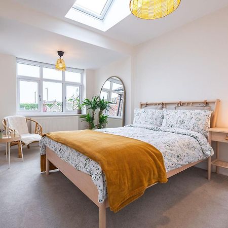 Nature Inspired Bungalow With 3 Rooms - 10 Mins From Manchester Airport Timperley ภายนอก รูปภาพ