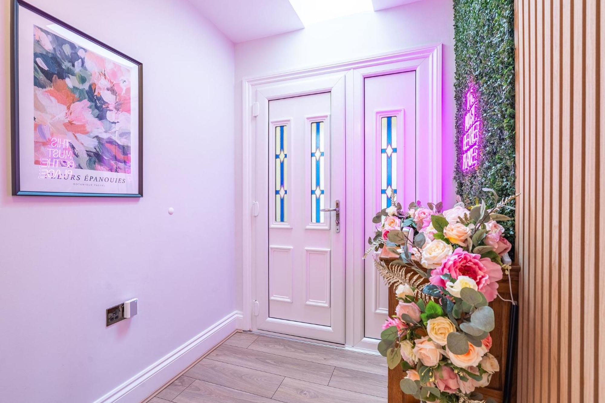 Nature Inspired Bungalow With 3 Rooms - 10 Mins From Manchester Airport Timperley ภายนอก รูปภาพ