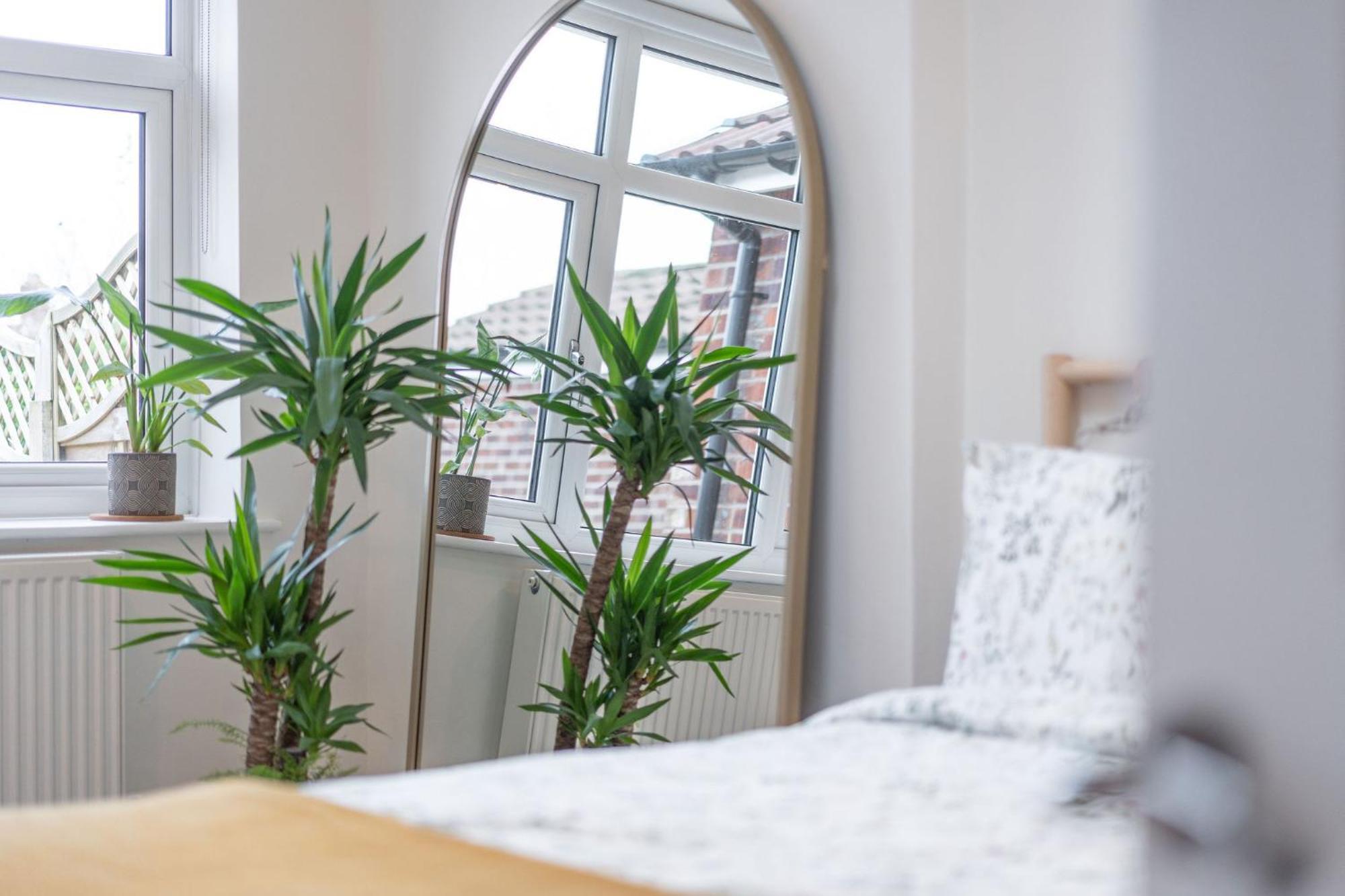 Nature Inspired Bungalow With 3 Rooms - 10 Mins From Manchester Airport Timperley ภายนอก รูปภาพ