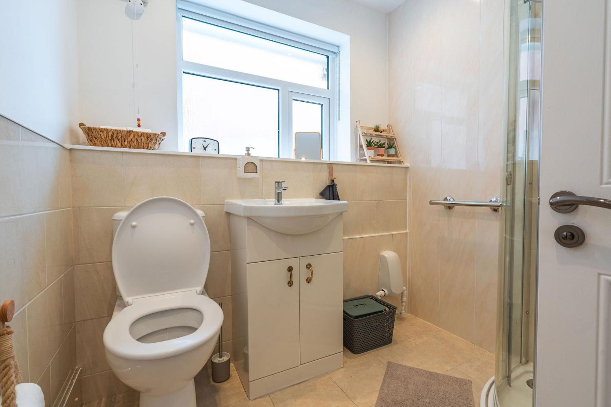 Nature Inspired Bungalow With 3 Rooms - 10 Mins From Manchester Airport Timperley ภายนอก รูปภาพ