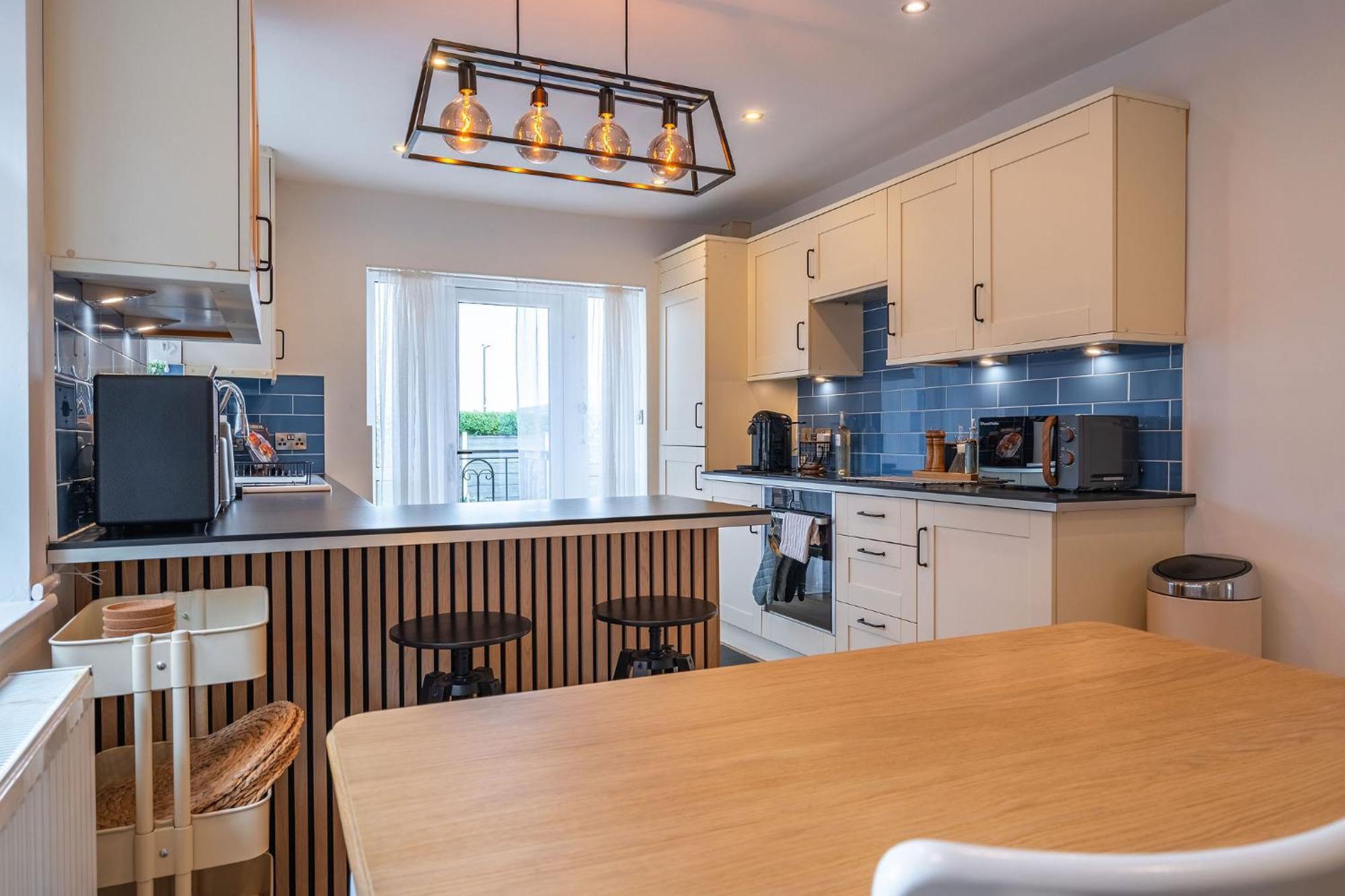 Nature Inspired Bungalow With 3 Rooms - 10 Mins From Manchester Airport Timperley ภายนอก รูปภาพ