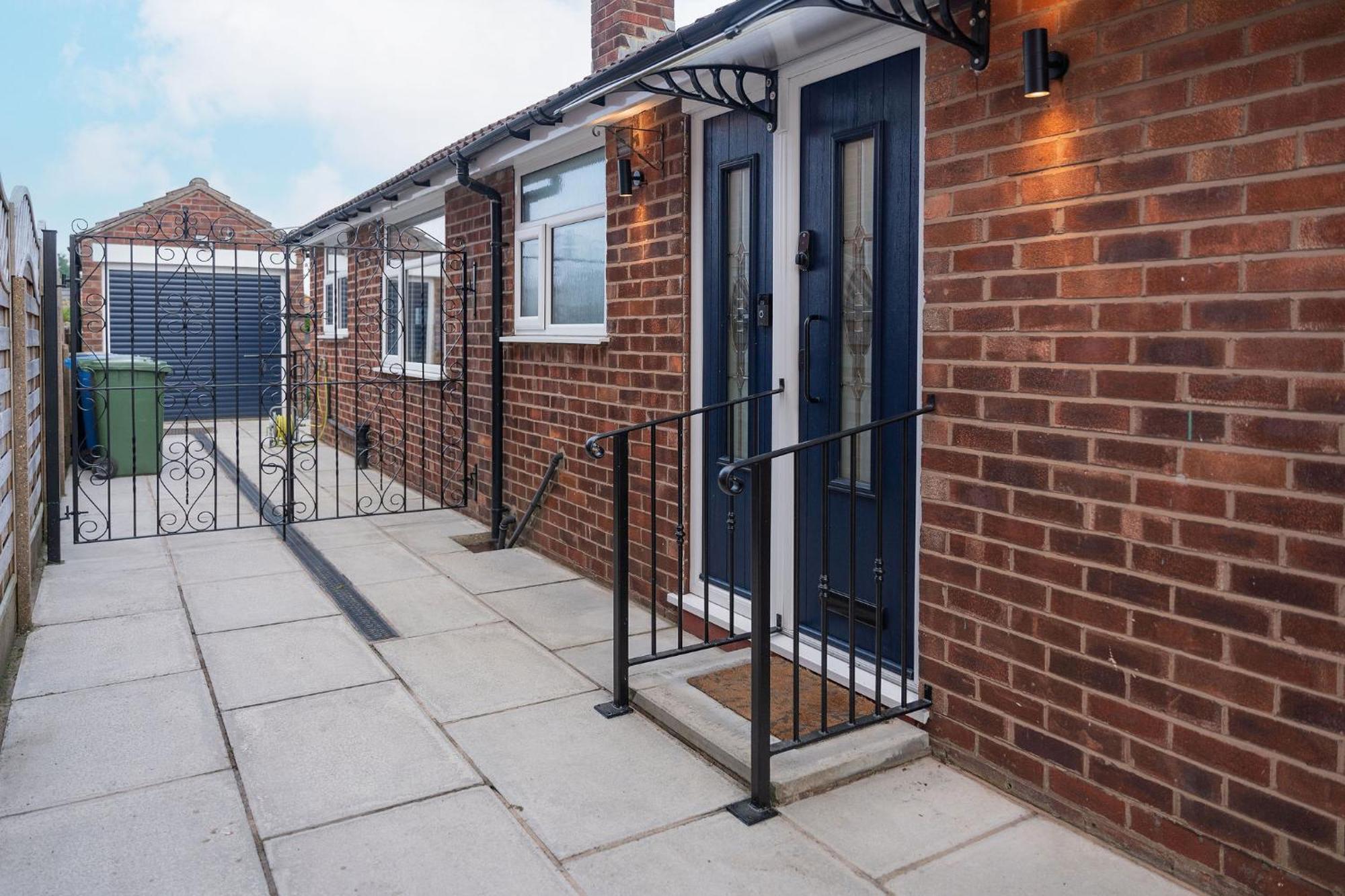 Nature Inspired Bungalow With 3 Rooms - 10 Mins From Manchester Airport Timperley ภายนอก รูปภาพ