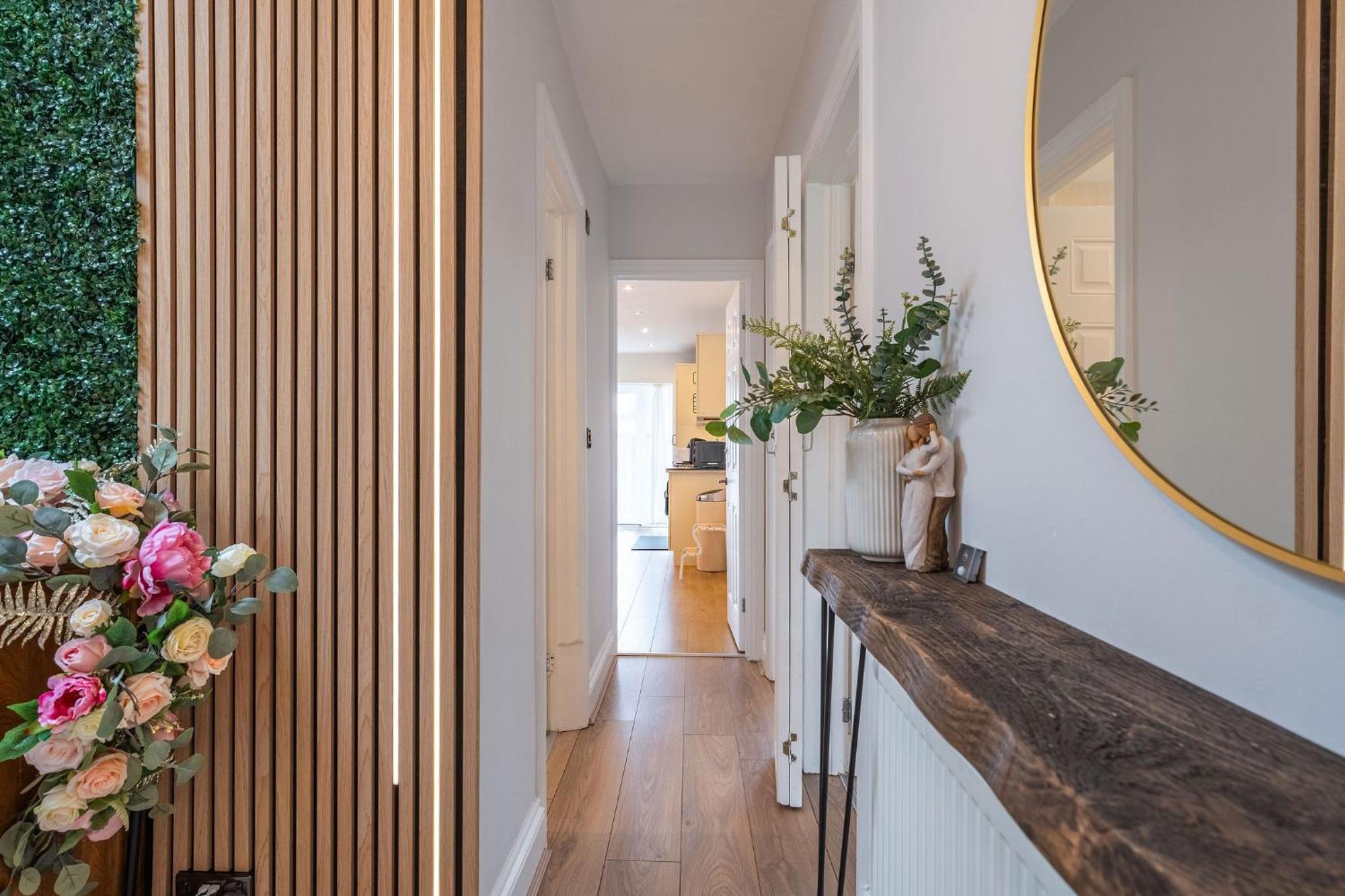 Nature Inspired Bungalow With 3 Rooms - 10 Mins From Manchester Airport Timperley ภายนอก รูปภาพ