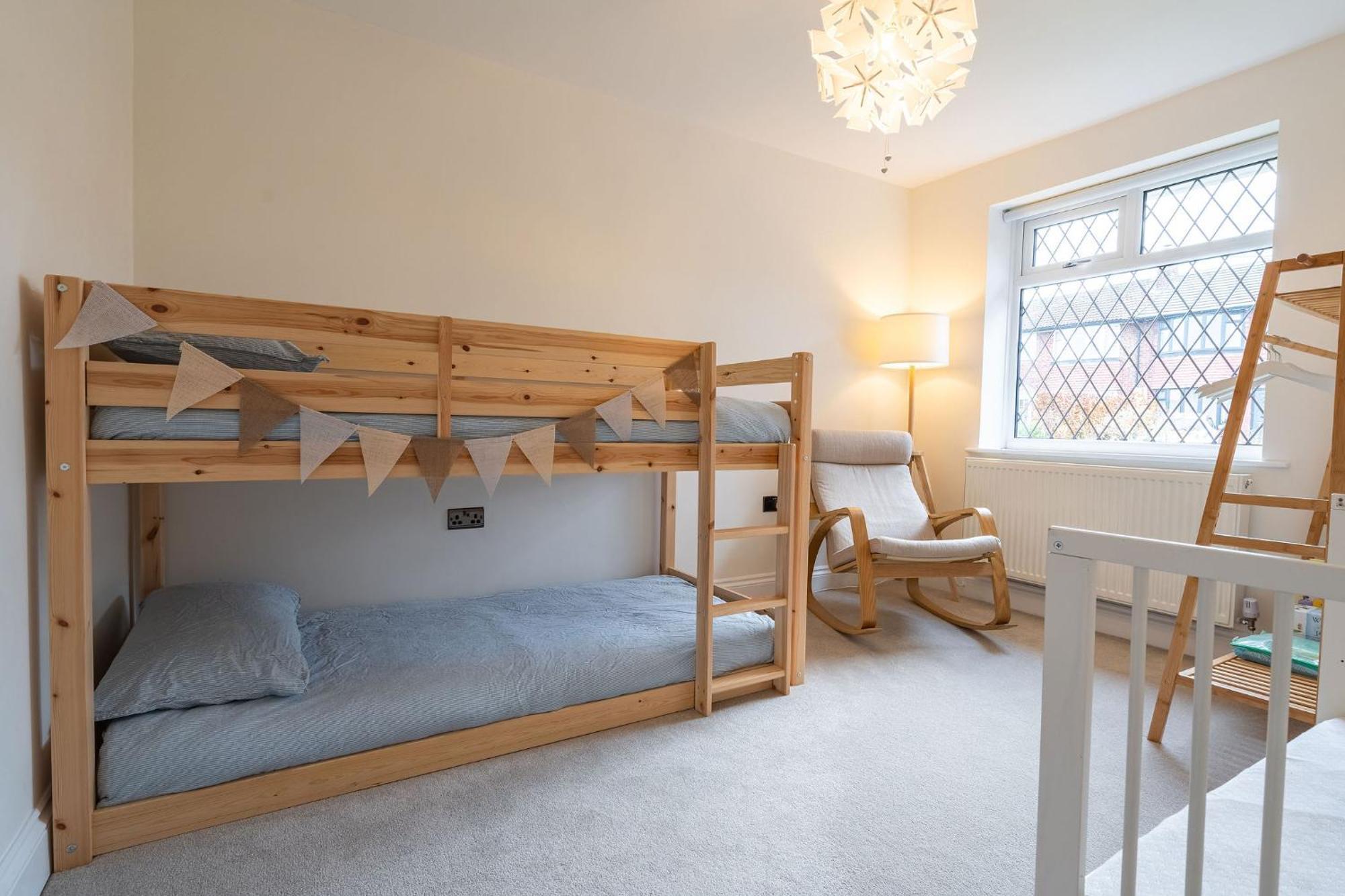 Nature Inspired Bungalow With 3 Rooms - 10 Mins From Manchester Airport Timperley ภายนอก รูปภาพ