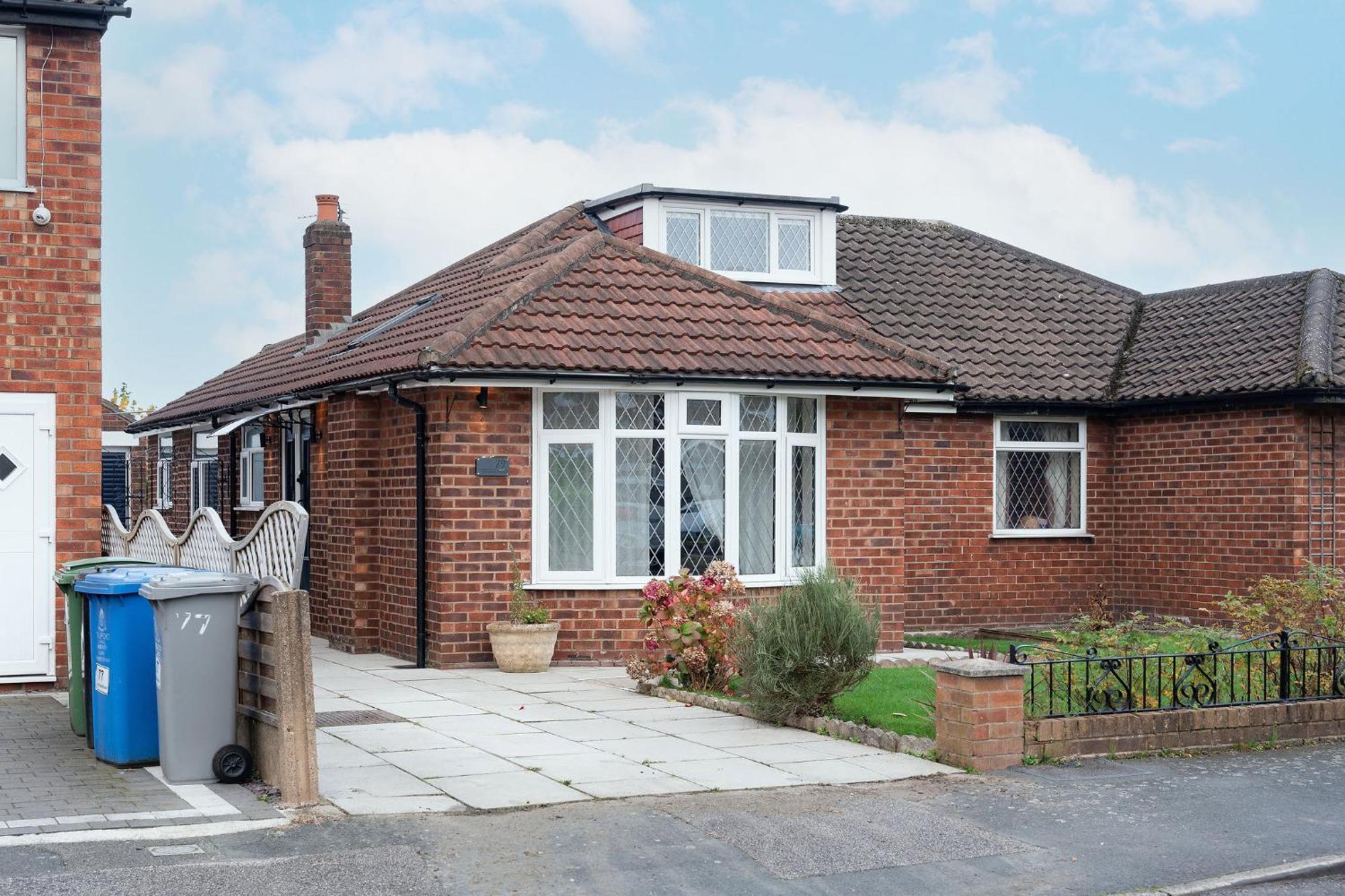 Nature Inspired Bungalow With 3 Rooms - 10 Mins From Manchester Airport Timperley ภายนอก รูปภาพ